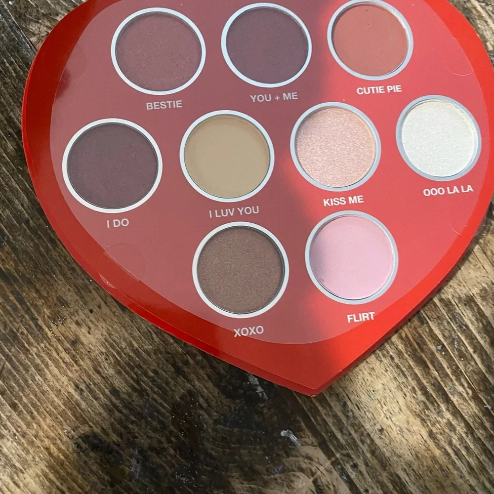 Cutest eye shadow palette with mini heart mirror! Fun to keep or for a gift❤️🩷